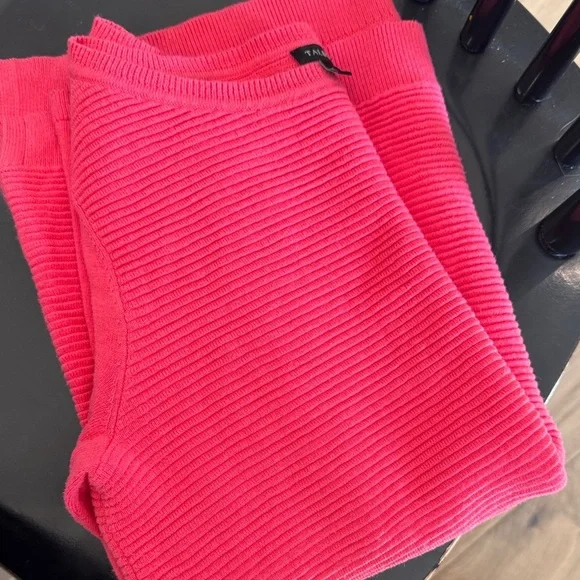 💖 Talbots Vibrant Pink Ribbed Top
Size Small - Picture 6 of 6